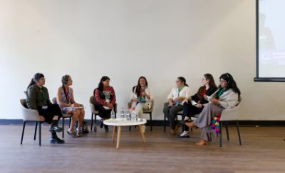 Dentro del panel de discusión estuvieron presentes Victoria Maliqueo, Elisa Loncon, Johana Coñuecar, Michelle Jacob, Mayra Rodríguez y Oriana Mora, todas moderadas por Verónica Figueroa Huencho.